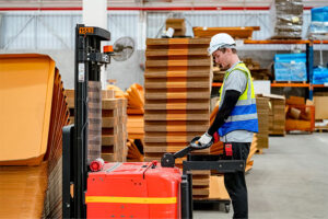 manipulación-de-cargas-con-apilador