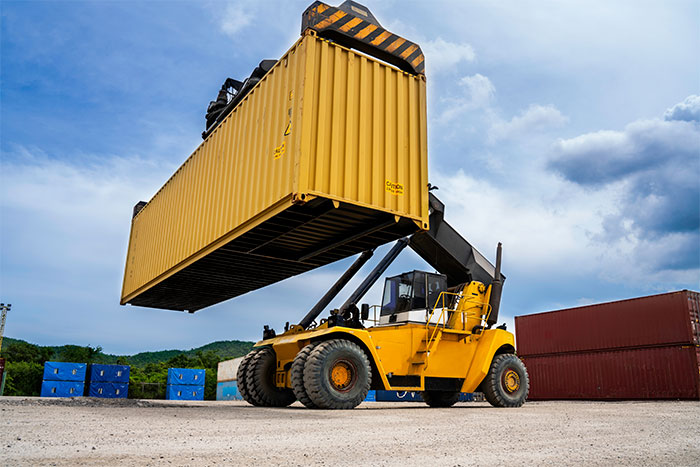 alquiler de reach stackers sector portuario